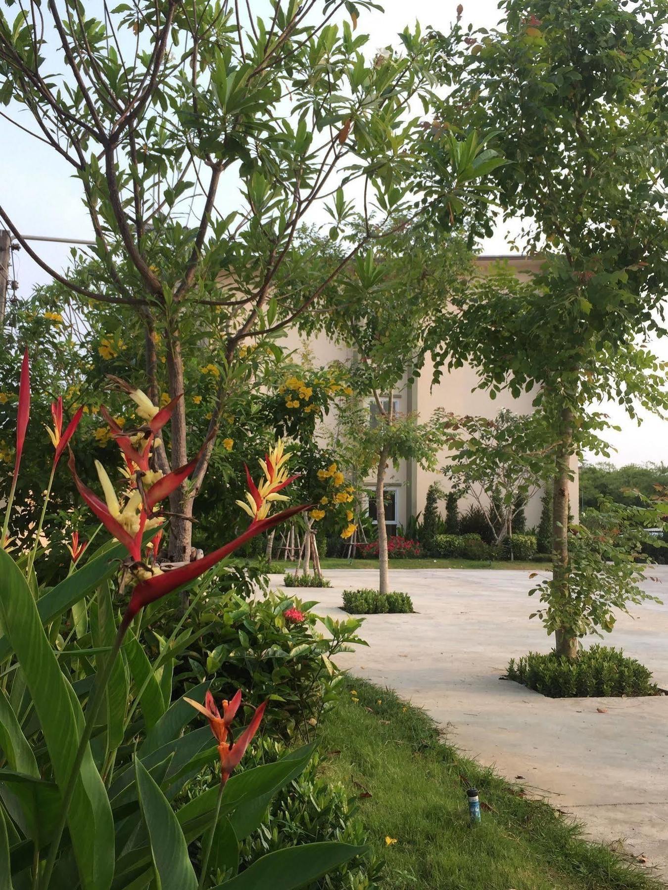 Oyo 306 Paradise Park Laemchabang Si Racha Exterior foto